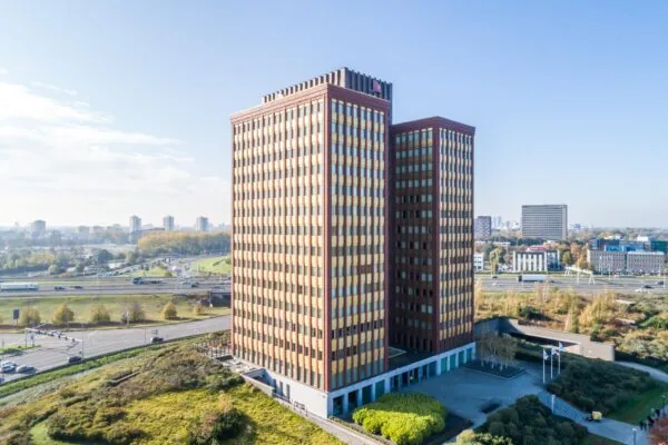 Kantoorgebouw aan de Fascinatio Boulevard in Rotterdam met moderne architectuur en omliggend stadslandschap.